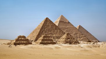 Las pirámides de Guiza se sitúan en la necrópolis de Guiza y son un conjunto de tumbas enormes que se construyeron hace más de 4500 años por los antiguos egipcios.  