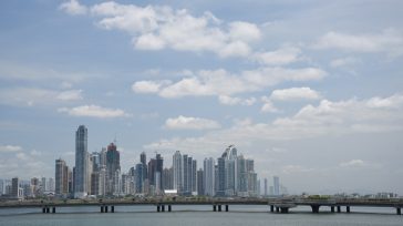 La ciudad de Panamá crece y crece sin parar, impulsada por una economía próspera y por el deseo de superación de su gente.  