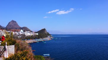 El lago Fuxian es de agua dulce. Su agua que cuenta con una alta proporción de fósforo, que le otorga su color verdiazul. Su nivel de transparencia es de entre […]