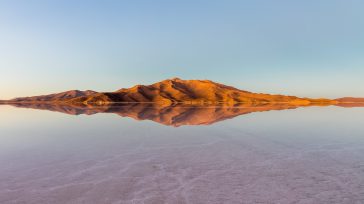 El Salar de Uyuni, en medio de los Andes en el sur de Bolivia, es la salina más grande del mundo.     