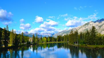 La belleza natural de los lagos y montañas que rodean a Banff lo convirtieron en el primer Parque Nacional de Canadá y el  primer refugio del mundo.  