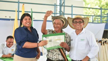 Campesinos recibiendo sus títulos como propietarios de tierras.  La Agencia Nacional de Tierras (ANT) convirtió en propietarios de sus tierras a campesinos de siete departamentos del país, tras la entrega […]