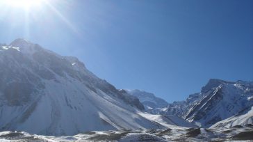 Panorama de la cordillera Central  desde laIsla del Sol en Bolivia.