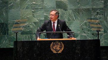 Gustavo Petro presidente de Colombia en la ONU  Mi hija Antonella Petro me acaba de mandar un párrafo con el que ella quiere que empiece mi discurso, así que con […]