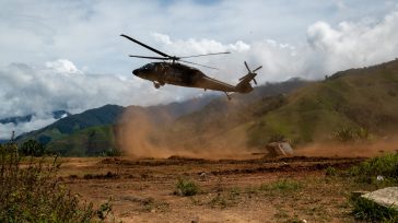 Funcionarios del gobierno nacional y altos mandos militares llegaron en helicópteros hasta El Plateado.     El ministro de Defensa de Colombia, Iván Velásquez, lideró este domingo la incursión de […]