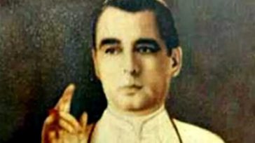 Antonio José Hurtado salía durante las celebraciones de Navidad a dar bendiciones vestido con la sotana blanca que identifica al sumo pontífice romano.       Hernán Alejandro Olano García. […]