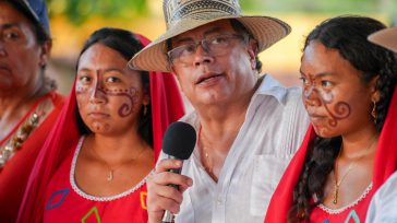 El presidente Petro y su equipo de gobierno atienden personalmente las emergencias que se registran luego del desbordamiento de varios ríos en La Guajira 