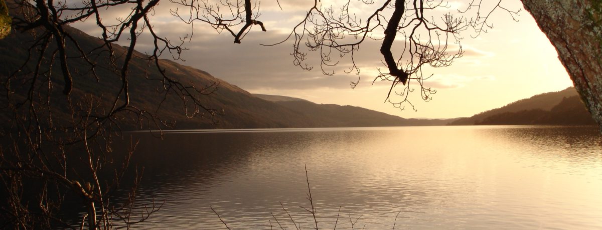 El lago Lomond es un lago de origen glaciar situado en el oeste de Escocia, al sur de las Tierras Altas.