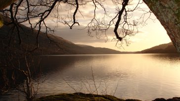 El lago Lomond es un lago de origen glaciar situado en el oeste de Escocia, al sur de las Tierras Altas.