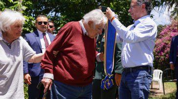 El presidente Gustavo Petro le otorgó  al exmandatario uruguayo José ‘Pepe’ Mujica la Orden de Boyacá en el Grado de Gran Cruz Extraordinaria, máxima distinción del gobierno colombiano. Por destacarse […]