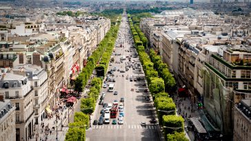 Los Campos Elíseos es la principal avenida de París. Mide 1910 m de longitud por 70 m de ancho, y va desde la plaza de la Concordia hasta la plaza [&hellip;]