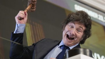 El presidente de Argentina, Javier Milei y un grupo de amigos cercanos  fueron denunciados ante las autoridades por estafa. &nbsp; &nbsp; La expresidenta, Cristina Fernández, acusa al presidente Mieli de [&hellip;]