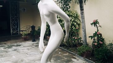 La obra escultórica (data de los años setenta del pasado siglo), está esculpido en cemento con soporte de cabilla. &nbsp; Texto y foto Lázaro David Najarro Pujol  La India Caonaba, [&hellip;]