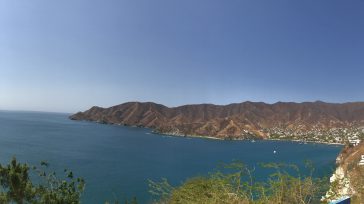 Taganga, un pueblo de pescadores situado a quince minutos al norte de Santa Marta en una bahía  rodeada de montañas, los viajeros pueden aprender a bucear &nbsp; &nbsp; Primicia Diario [&hellip;]