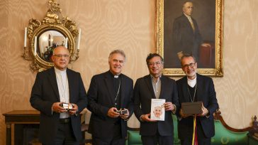 Representantes de la Conferencia Episcopal,le hicieron entrega del libro del Papa Francisco al presidente de los colombianos, Gustavo Petro Urrego.  &nbsp; &nbsp; El presidente, Gustavo Petro Urrego, se reunió con [&hellip;]