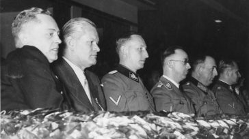 Algunos miembros del alto mando de las SS en Berlín, de izquierda a derecha (sin contar al primer individuo): Karl Ritter Von Halt (sin uniforme), Reinhard  Heydrich, Heinrich Himmler, Kurt […]