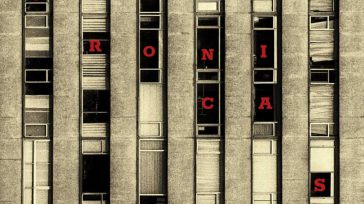 La portada de ‘Crónicas Bogotanas’ fue capturada por el realizador audiovisual Santiago Muñoz y funciona como un homenaje visual a ‘Physical Graffiti’ de Led Zeppelin, pero reinterpretado en el contexto bogotano.  &nbsp; &nbsp; Carrera [&hellip;]