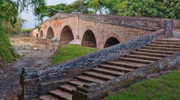 «El Puente de los esclavos» La historia se remonta al Siglo XVIII, año de 1753 Luis Fernando Orozco Gutiérrez  Historiador «El Puente de los esclavos» construido para vadear el río [&hellip;]