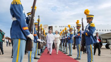 El presidente de los colombianos, Gustavo Petro Urrego, a su llegada a Tegucigalpa recibe los honores de Jefe de Estado. &nbsp; El presidente Gustavo Petro Urrego en Tegucigalpa, Honduras, recibirá [&hellip;]