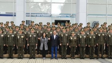 El presidente de Colombia, Gustavo Petro Urrego y los comandantes de Policía de todo el territorio nacional.  &nbsp; &nbsp; Durante el primer encuentro de comandantes de la Policía Nacional en [&hellip;]