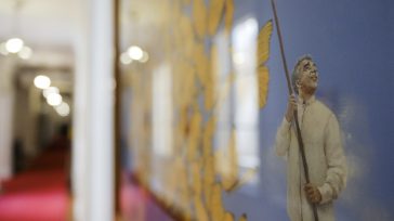 En la Casa de  Nariño, donde la historia palpita, Macondo se ha instalado, eterno. Gabo, con su realismo mágico, teje ahora los hilos de la memoria, y en cada rincón, [&hellip;]