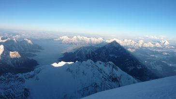 El monte Everest es la montaña  más alta de la superficie del planeta Tierra. Mundo Primicia Diario El Monte Everest, conocido como el «Techo del Mundo» (Sagarmatha en Nepal y Chomolungma [&hellip;]
