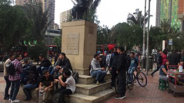 El consumo de marihuana en Bogotá se realiza masivamente. Javier Sánchez  La capital colombiana se ha convertido en un escenario donde el consumo de marihuana en plena vía pública parece [&hellip;]