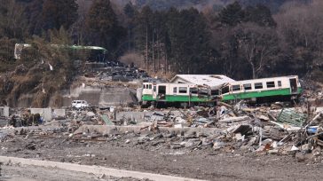 Tren arrastrado por el tsunami de la estación de ONAGAWA La tierra en el noreste de Japón rugió y se sacudió, desatando un tsunami monstruoso que engulló pueblos y vidas [&hellip;]