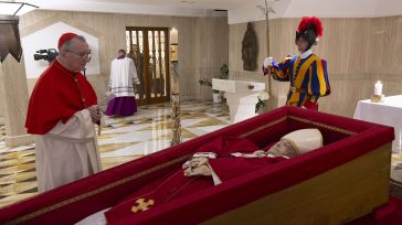 El Vaticano publica la primera imagen del féretro del Papa Francisco tras su muerte. El cuerpo del Sumo Pontífice ya está listo para su velatorio los próximos días. Los altos [&hellip;]