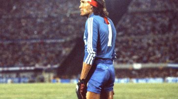 Hugo Gatti   Esteban Jaramillo Osorio Durante horas esperé al loco  Hugo Gatti, para entrevistarlo. Fue en el Hotel Intercontinental, en el preámbulo de la final de la copa Libertadores […]