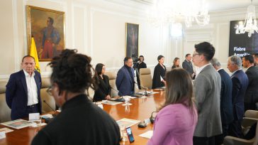 Gobierno de Colombia rinde homenaje al Papa Francisco con un minuto de silencio en el Consejo de Ministros, presidido por el Jefe de Estado,Gustavo Petro Urrego. Con solemne reverencia, el [&hellip;]