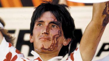 Luis Alberto «Lucho» Herrera, con su cara ensangrentada, después de una caída en la 14ª etapa del Tour, donde logró el triunfo. &nbsp; &nbsp; El exciclista colombiano Luis Alberto «Lucho» [&hellip;]