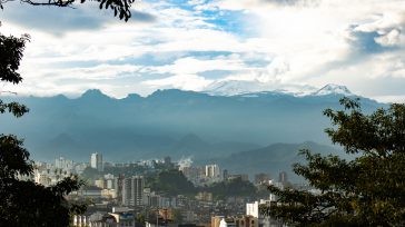 Manizales bajo la imponencia  del Nevado del Ruiz  Primicia Diario  El Triángulo del Café, corazón geográfico, cultural y económico de Colombia, se despliega majestuosamente a lo largo de la Cordillera [&hellip;]