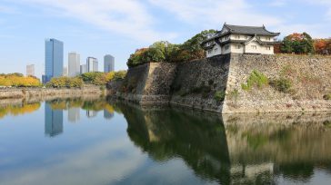 La torre Inui-yagura domina el foso exterior del Castillo de Osaka. En el fondo, la silueta del parque empresarial de Osaka,Japón. Empresarios y medios de comunicación del país conocieron los [&hellip;]