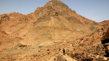 El Monte Sinaí es reconocido principalmente por ser el lugar donde, según la Biblia, Moisés recibió los Diez Mandamientos de Dios. 