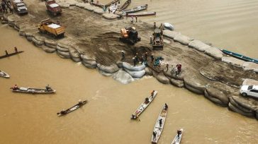 24 horas al día se trabaja con maquinaria pesada en La Mojana,en un esfuerzo  de impedir nuevas inundaciones. Treinta máquinas de la UNGRD entran en acción en una carrera contrarreloj [&hellip;]