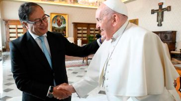 El presidente de Colombia, Gustavo Petro y el Papa Francisco durante uno de los encuentros.  En una carta  cargada de referencias históricas y un llamado a la memoria revolucionaria, el [&hellip;]
