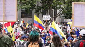 Lleno total de la Plaza de Bolívar y el  centro de Bogotá &nbsp; En el Día del Trabajo, Petro, espada de Bolívar en mano, irrumpió en la plaza, clamando por [&hellip;]