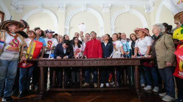 Secretario General del Congreso, Diego Alejandro González ,firma el recibido  de la Consulta Popular que será abordada por el Senado de la República. &nbsp; En un movimiento que ha generado [&hellip;]