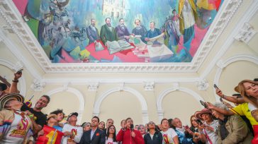 Petro radicó en el Senado la consulta popular, cumpliendo el requisito constitucional. El Secretario General del Congreso,Diego Alejandro González  formalizó la recepción de la iniciativa presidencial. &nbsp;