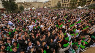 Miles de aprendices del Sena se congregaron en la Plaza de Armas para respaldar la consulta popular del Gobierno Petro, donde un estudiante proclamó: «Nuestra mano de obra tiene valor [&hellip;]