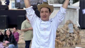 ¡Campeón en casa! Andrés Felipe celebra triunfo en el Parque Ricaurte de Villa de Leyva. &nbsp; &nbsp; Claudio Ochoa  Un fisioterapeuta paisa, cuyo amor por la cocina floreció inesperadamente en [&hellip;]