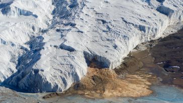 Las Cataratas de Sangre son un fenómeno natural impactante en la Antártida, donde agua salada rica en óxido de hierro emerge de un glaciar, tiñendo el hielo. Esta curiosa cascada [&hellip;]