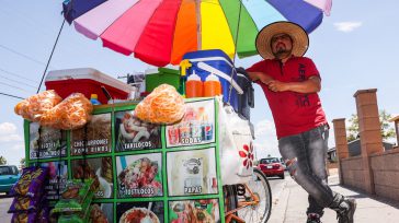 Don Ramón  &nbsp; El sol de la mañana bogotana apenas entibia la espalda curtida de Don Ramón, mientras acomoda su carretilla en la esquina de la Avenida Jiménez. A sus [&hellip;]
