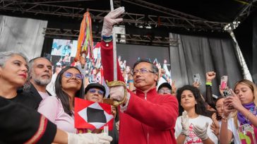 El gesto del presidente Petro, vestido de suéter rojo y guantes blancos  empuñando la espada de Bolívar, tiene tanto de largo como de ancho. Gustavo Álvarez Gardeazábal El Porce El […]