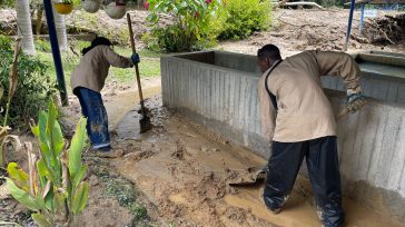 Una familia limpiando los sedimentos que ha dejado  la inundación de los  diferentes barrios de Medellín. &nbsp; Medellín y los bomberos de la ciudad trabajan actualmente para atender las afectaciones [&hellip;]