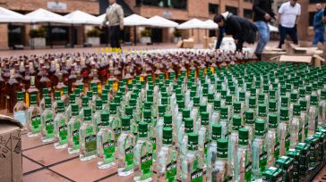 La Policía Fiscal y Aduanera (POLFA), incautó más de 5.500 unidades de licor adulterado y elementos falsificados en la localidad de Los Mártires, Bogotá. A esto se suma el decomiso [&hellip;]