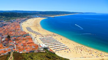 La Grande Plage de Nazaré es la playa principal y más famosa de la villa de Nazaré, en la costa oeste de Portugal. &nbsp;