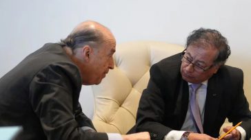El presidente Petro hablando con su ex amigo Alvaro Leyva Durán  &nbsp; &nbsp; &nbsp; En una declaración que ha sacudido el panorama político colombiano, el presidente Gustavo Petro ha denunciado [&hellip;]