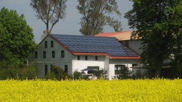Energía solar fotovoltaica sobre el tejado de una vivienda rural En un ambicioso despliegue de su estrategia Colombia Solar, el Gobierno nacional, a través del Ministerio de Minas y Energía [&hellip;]